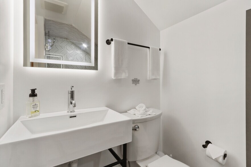 More Photos Of W4724 S Lakeshore Dr, Fontana-on-Geneva Lake Storefront For Sale