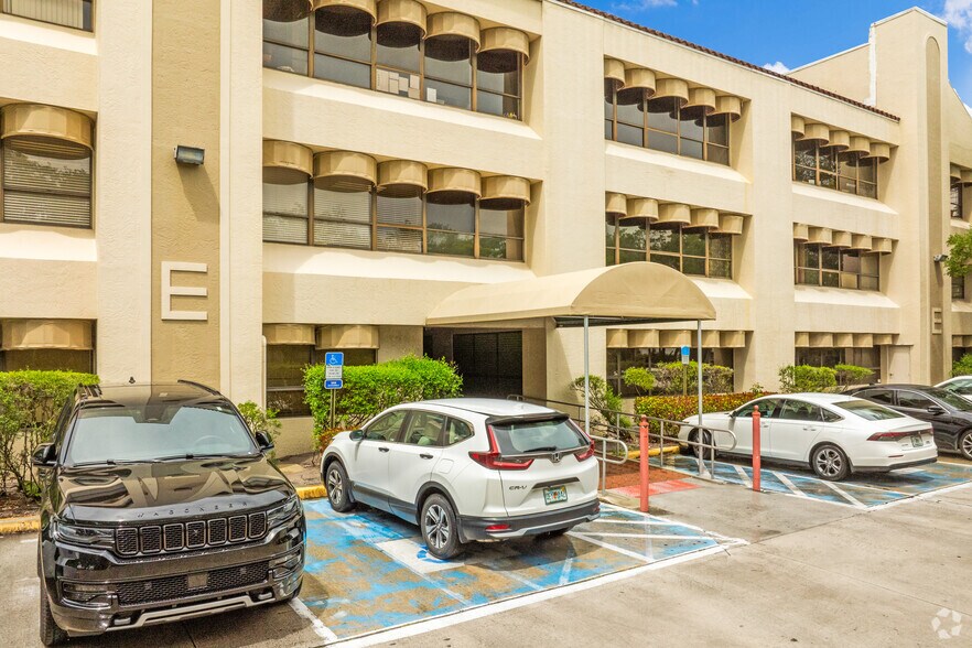 More Photos Of 900 SE Ocean Blvd, Stuart Medical For Lease