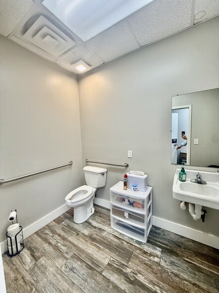 More Photos Of 2318 Pass Rd, Biloxi Office Residential For Lease