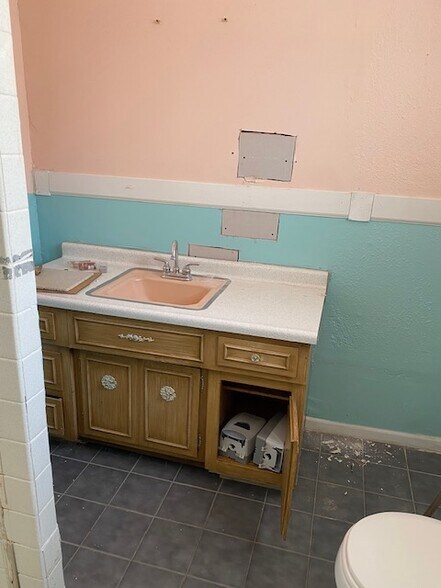 More Photos Of 1717 Howard St, Evanston General Retail For Sale