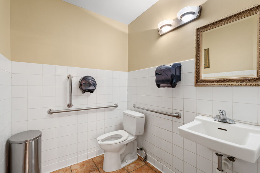 More Photos Of 5554 34th Ave S, Minneapolis Restaurant For Sale