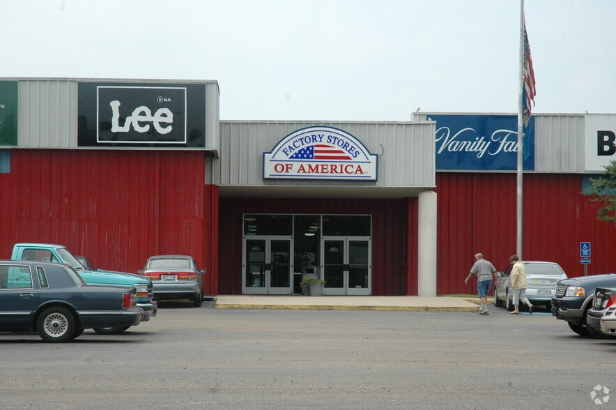 More Photos Of 700 Factory Outlet Dr, Arcadia Storefront For Lease