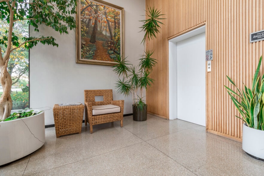 More Photos Of 540-550 W Frontage Rd, Northfield Office For Lease