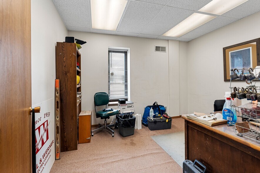 More Photos Of 1373 Kimberly Dr, Neenah Flex For Sale