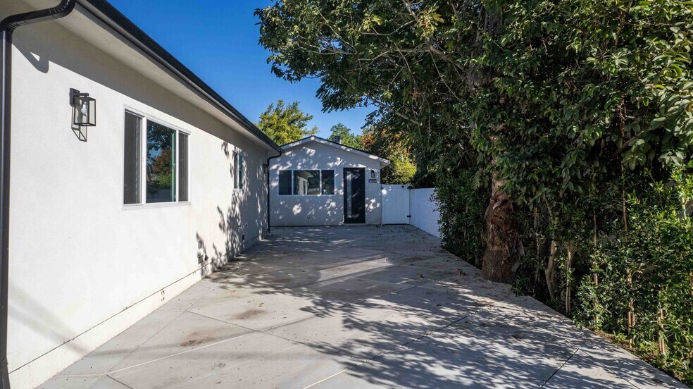More Photos Of 6842 Cedros Ave, Van Nuys Apartments For Sale