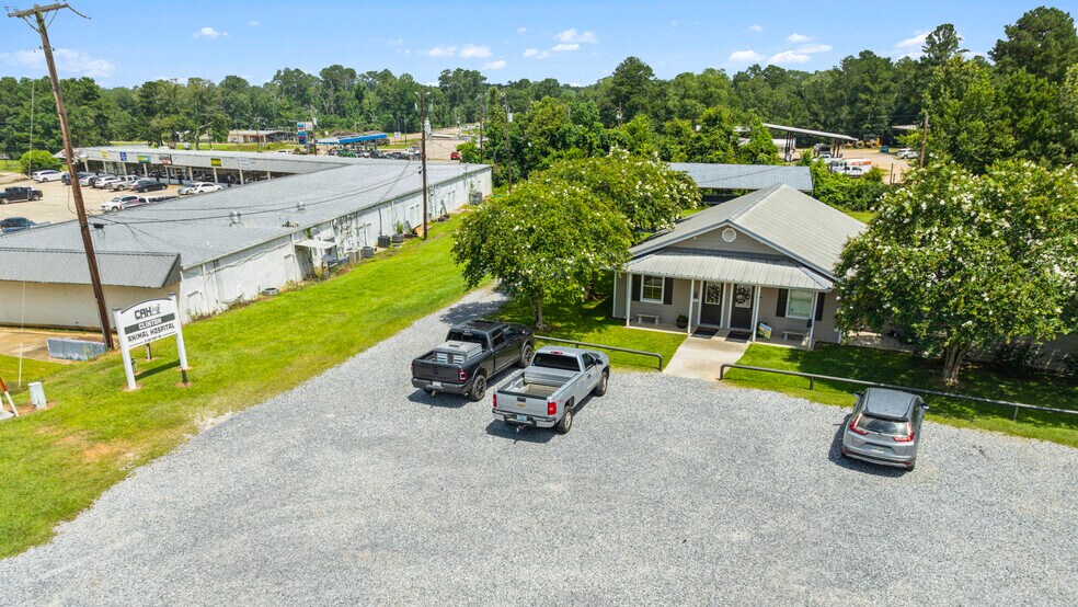 More Photos Of 8109 Highway 63, Clinton Veterinarian Kennel For Sale