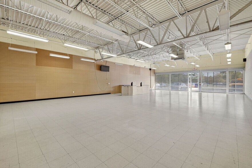 More Photos Of 300-326 Columbus Corners Dr, Whiteville Storefront For Lease