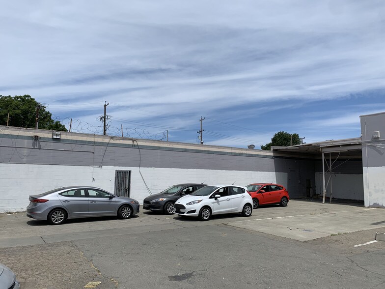 More Photos Of 2400 Filbert St, Oakland Warehouse For Lease