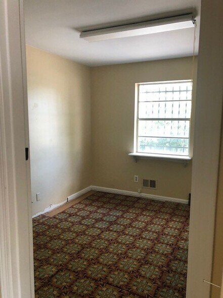More Photos Of 1733 Brownsboro Rd, Louisville Storefront Retail Office For Lease