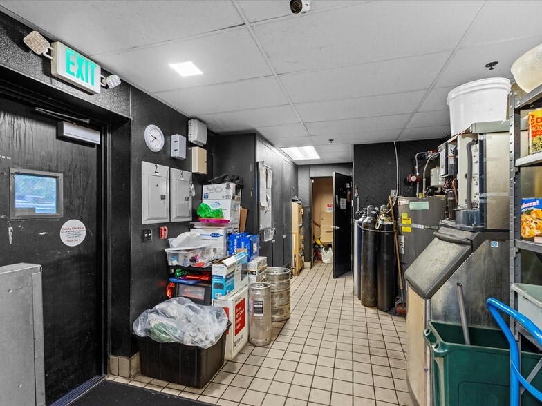 More Photos Of 14417 124th Ave NE, Kirkland Bar For Sale