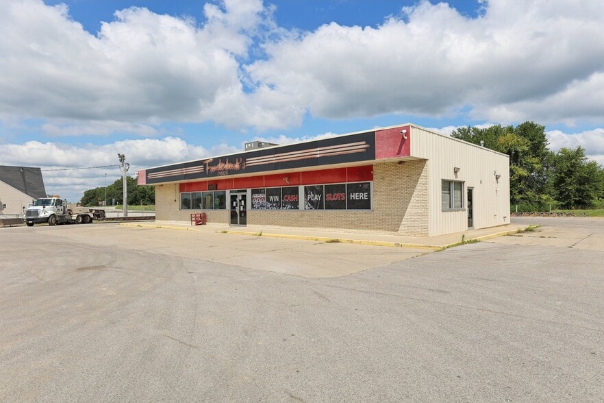 More Photos Of 402 W Johnson St, Pocahontas Flex For Sale