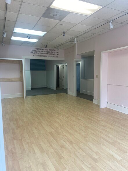More Photos Of 101 Public Sq, Medina Storefront For Lease