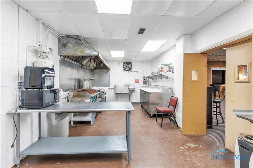 More Photos Of 11407 Corduroy Rd, Curtice Storefront For Sale