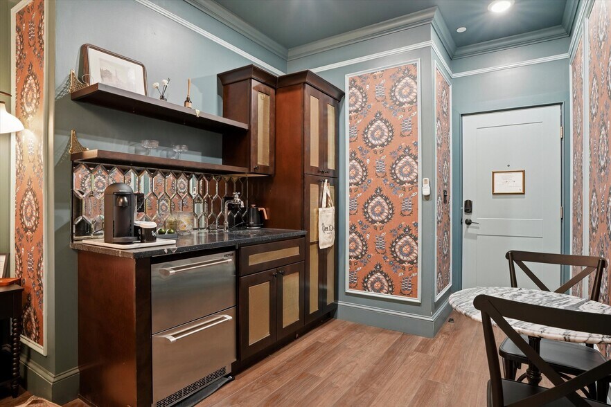 More Photos Of 140 N 2nd St, Philadelphia Hotel For Sale