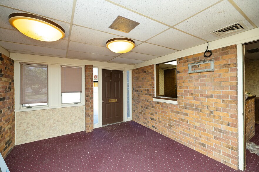 More Photos Of 504 N Poplar St, Peabody Medical For Sale