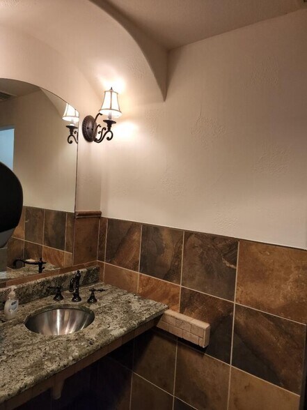 More Photos Of 401 Ranch Road 620 S, Lakeway Medical For Sale