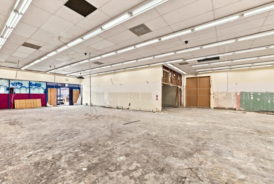 More Photos Of 6745 Van Nuys Blvd, Van Nuys Storefront Retail Office For Lease