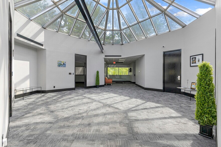 More Photos Of 15360 S Commerce Dr, Dearborn Office For Sale