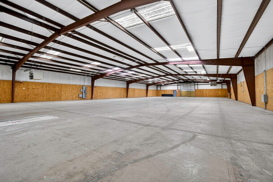 More Photos Of 6121 Highway 177, Shawnee Warehouse For Lease