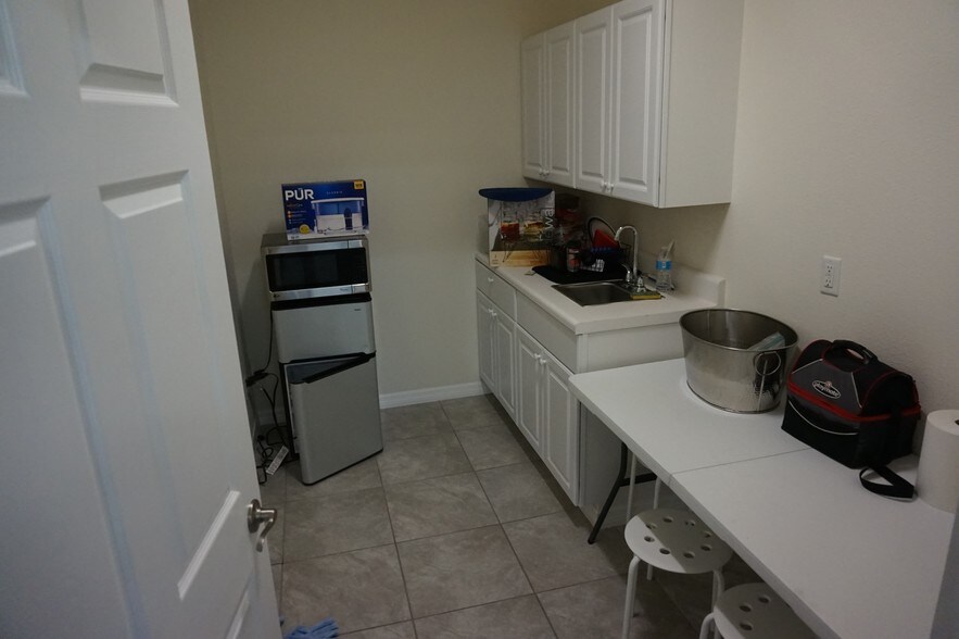 More Photos Of 7008 N Himes Ave, Tampa Office For Lease