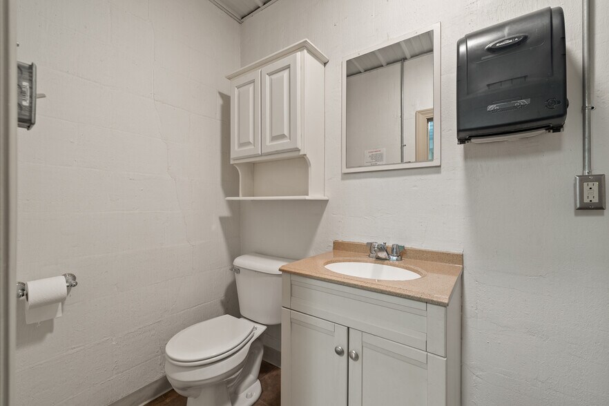 More Photos Of 922 W Fourth St, Mansfield Warehouse For Lease