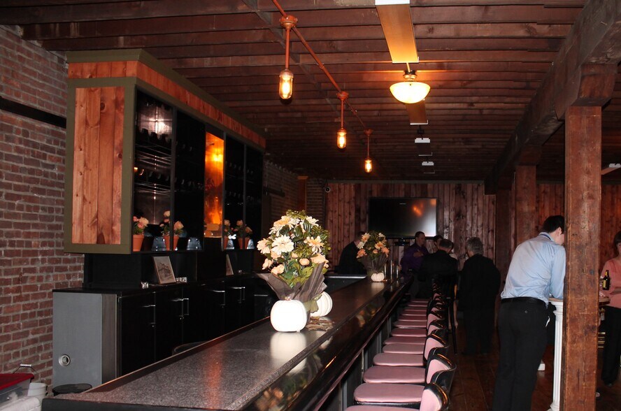 More Photos Of 2600 6th Ave, Troy Showroom For Lease