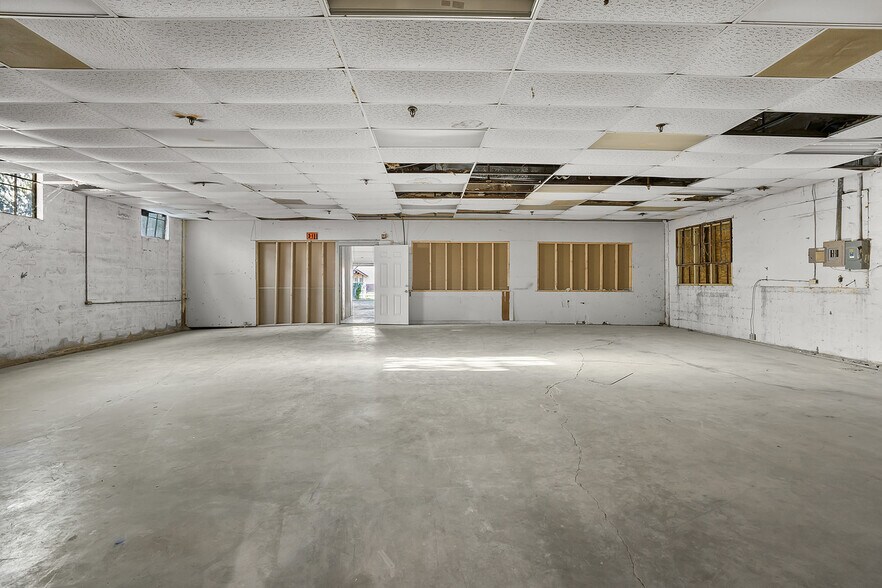 More Photos Of 3210 Leopard St, Corpus Christi General Retail For Sale