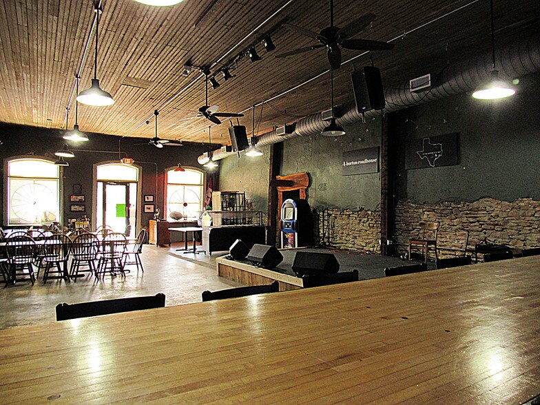 More Photos Of 514-520 N Railroad St, Burton Restaurant For Lease