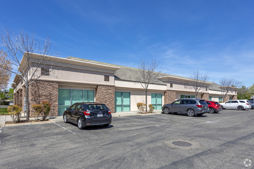 Primary Photo Of 7084 N Maple Ave, Fresno Office For Lease