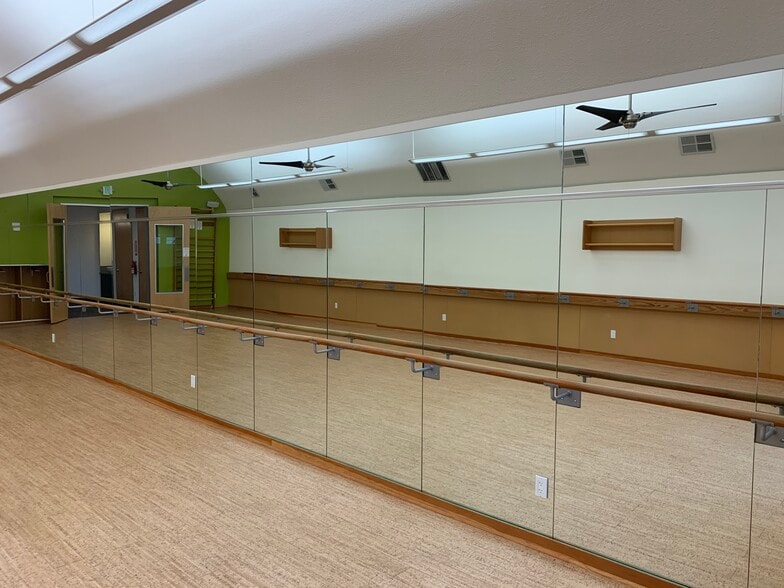 More Photos Of 16315 Monterey Hwy, Morgan Hill Freestanding For Lease