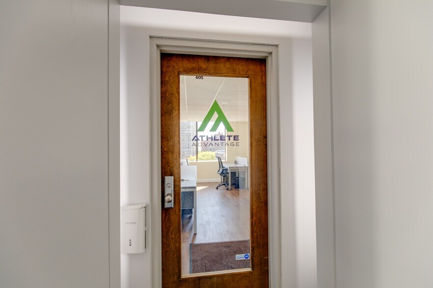 More Photos Of 2551 N Clark St, Chicago Office For Lease