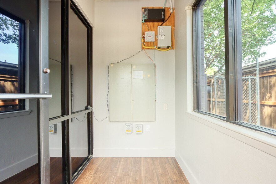 More Photos Of 1717 N Garrett Ave, Dallas Medical For Sale