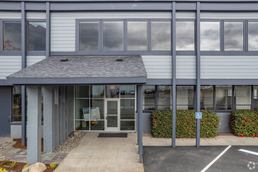 More Photos Of 2515-2517 SE Mailwell Dr, Milwaukie Manufacturing For Lease