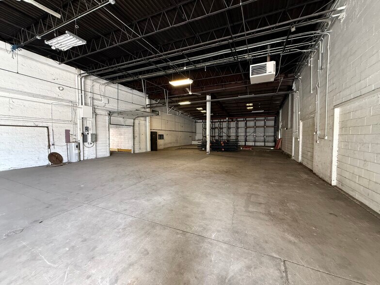 More Photos Of 2627 W Washington Blvd, Chicago Distribution For Lease