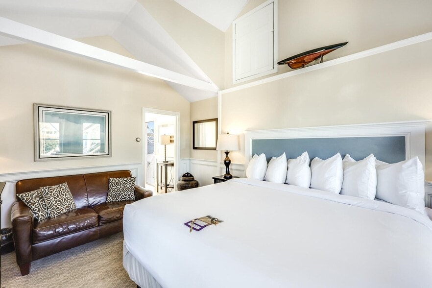 More Photos Of 7 Central St, Provincetown Hotel For Sale