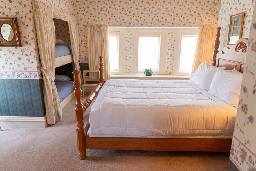 More Photos Of 1111 Washington St, Pella Hospitality For Sale