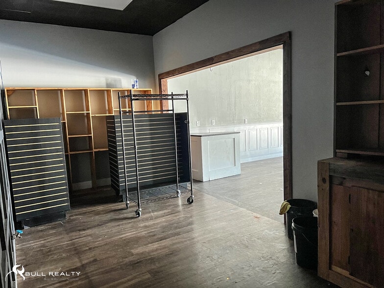 More Photos Of 923-995 Maple St, Carrollton General Retail For Lease