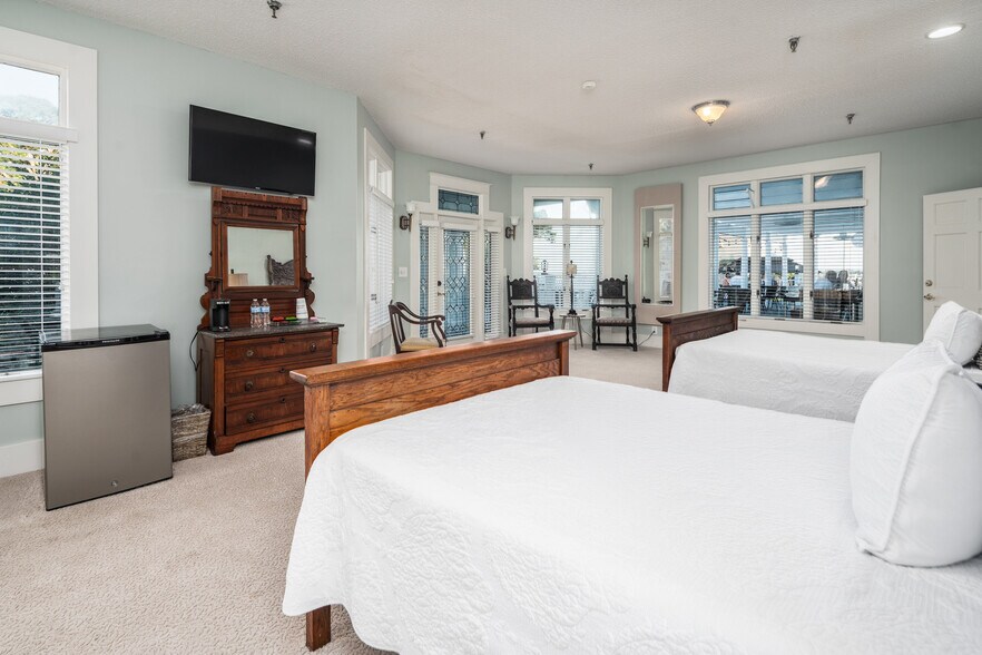 More Photos Of 738 E Main St, Belhaven Hotel For Sale