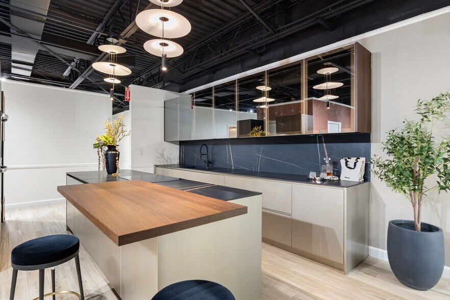 More Photos Of 800 Harbour Dr, Naples Office For Lease