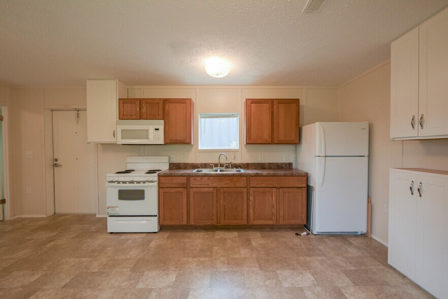 More Photos Of 7689 FM 2000, Caldwell Light Distribution For Lease