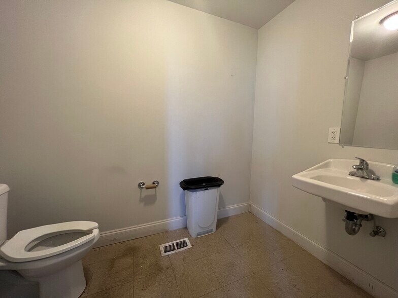 More Photos Of 320 East St, Memphis Office For Sale