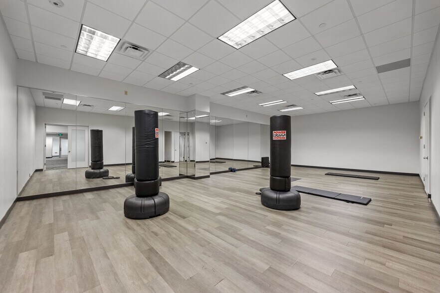 More Photos Of 3030 Lyndon B Johnson Fwy, Dallas Office For Lease