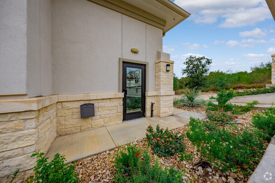 More Photos Of 2003 Rogers Rd, San Antonio Medical For Sale