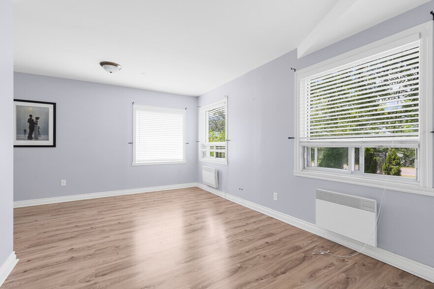 More Photos Of 21 Rue Messier, Mont-saint-hilaire Apartments For Sale