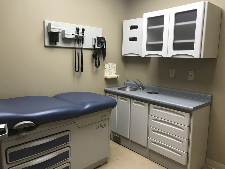 More Photos Of 25710 Union Tpke, Glen Oaks Medical For Lease