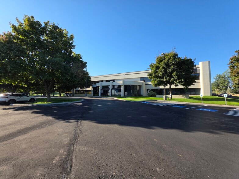 More Photos Of 1009 N Center Pky, Kennewick Office For Lease