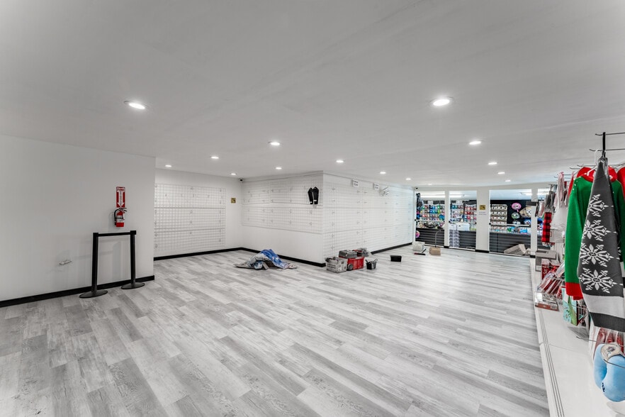 More Photos Of 5108 Lee St, Greenville Showroom For Lease