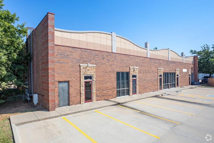 More Photos Of 751 Canadian Trails Dr, Norman General Retail For Lease