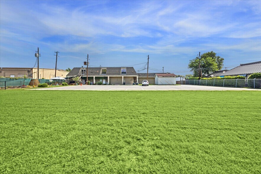 More Photos Of 8305 Hwy 71 W, Austin Storefront Retail Office For Lease