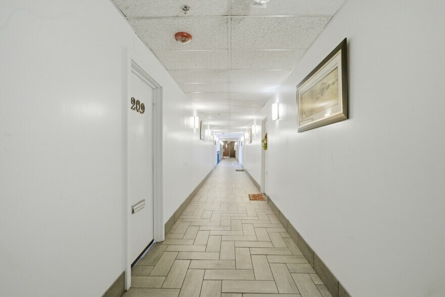 More Photos Of 460 Coventry Ln, Crystal Lake Apartments For Sale